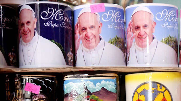 En México ya venden artículos conmemorativos a la visita papal.
