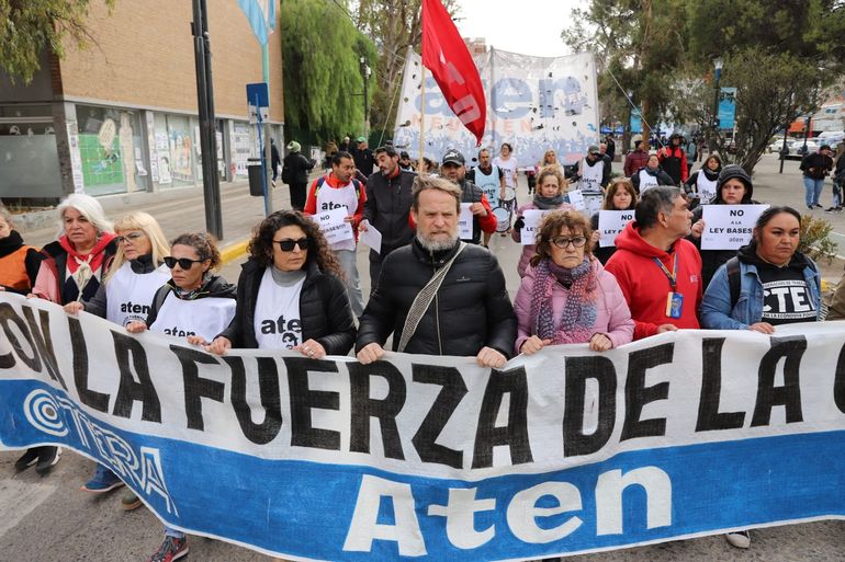 Con respaldo nacional, ATEN volvió a marchar en otro día de paro contra el presentismo