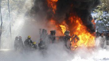 tragedia en la ruta de siete lagos: violento choque e incendio tragedia en la ruta de siete lagos: violento choque e incendio
