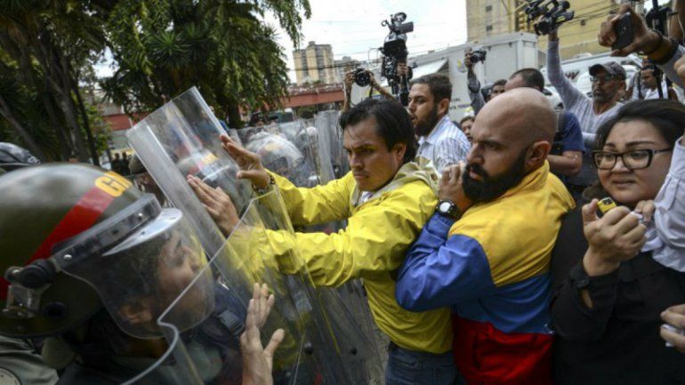 Escalada de violencia en Venezuela ya causó 5 muertos y 200 detenidos