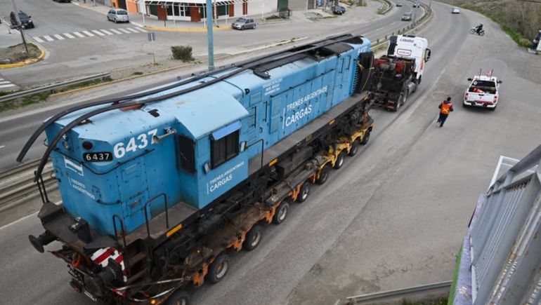 La locomotora fue llevada por ruta desde Córdoba hasta Buenos Aires y de allí a Santa Cruz.