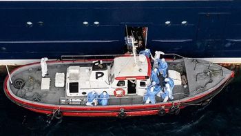 Momento en que salen varios evacuados del barco con hantavirus. Foto: AFP Momento en que salen varios evacuados del barco con hantavirus. Foto: AFP