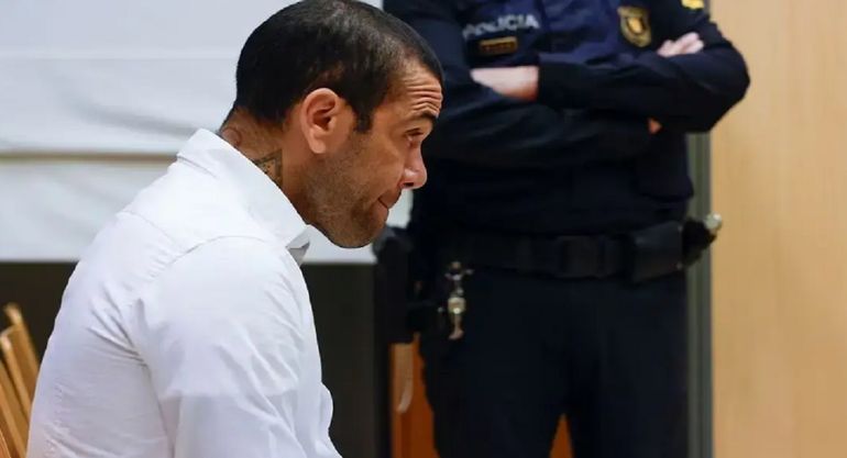 Por qué la justicia de Barcelona dejó libre a Dani Alves tras condenarlo por abuso