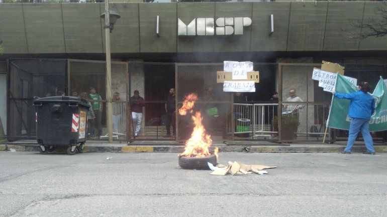 Estatales reclamaron frente a Hacienda para que les paguen el retroactivo