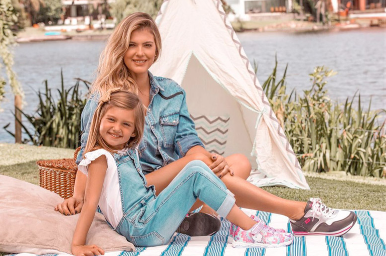 El fondo de la casa de la modelo tiene salida al lago artificial del barrio privado.