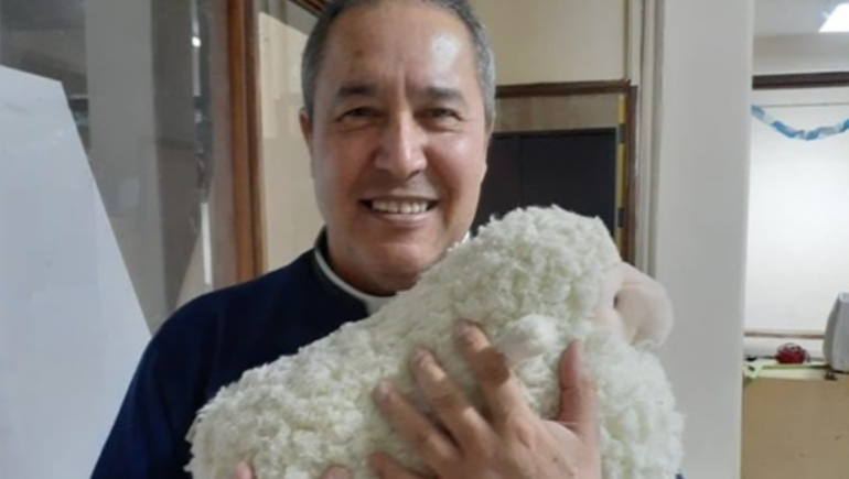 El cura Fabián Gómez enseña oficios a los jóvenes en la capilla Nuestra Señora de Luján de Comodoro Rivadavia