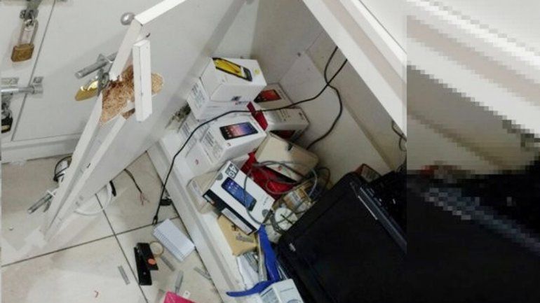 Los ladrones rompieron la puerta y se llevaron los teléfonos.