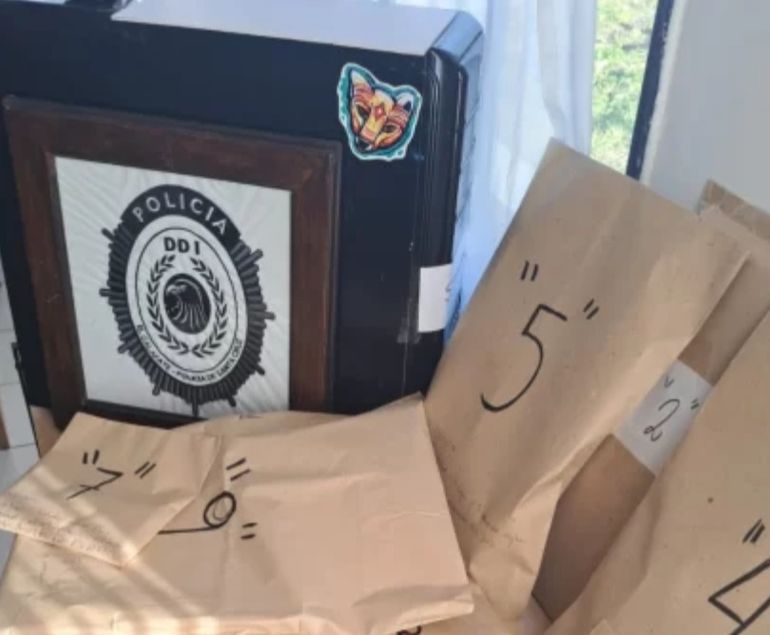 La CPU y otros elementos informáticos secuestrados por la Policía de Santa Cruz en la vivienda del joven en El CAlafate. La CPU y otros elementos informáticos secuestrados por la Policía de Santa Cruz en la vivienda del joven en El CAlafate.