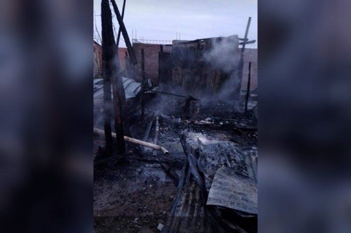 Salió a un bar con amigas y su ex pareja le quemó la casa