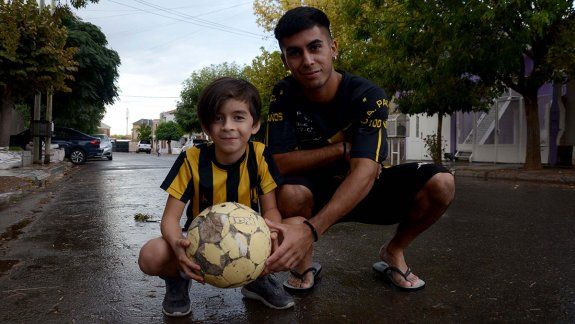 El pibe albañil que hizo 3 goles y le regaló la pelota a su hermanito que no tenía