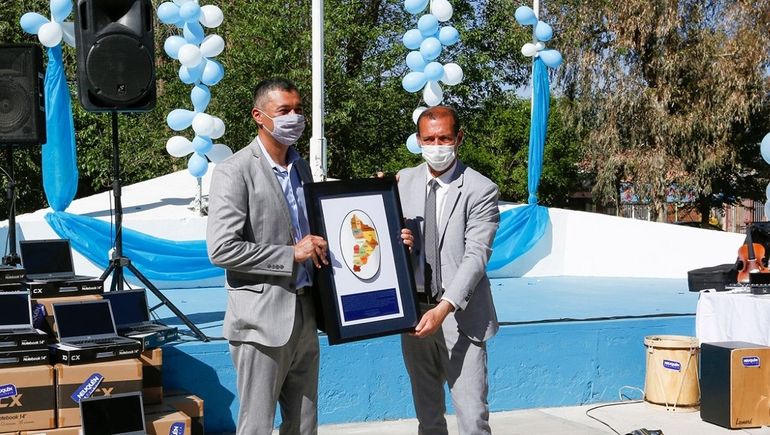 Gutiérrez entregó viviendas, una ambulancia y notebooks en el aniversario de Añelo