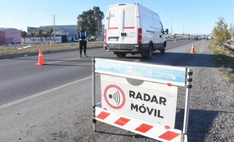 Desde la Agencia de Seguridad Vial avisaron que para alertar a los conductores, instalan una hilera de conos que se inicia unos 500 metros antes del radar. Desde la Agencia de Seguridad Vial avisaron que para alertar a los conductores, instalan una hilera de conos que se inicia unos 500 metros antes del radar. 