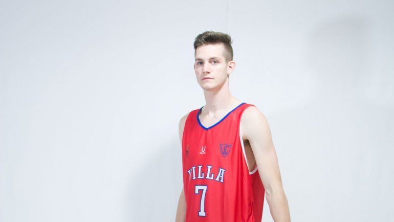 Franco Schmir con la última camiseta que vistió