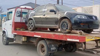 Los delincuentes, tras el robo, huyeron con el auto Volkswagen Bora hasta Centenario. 