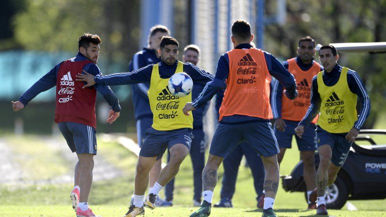 Apenas 15 jugadores fueron parte del primer entrenamiento en Ezeiza. Nueve del exterior y seis locales.