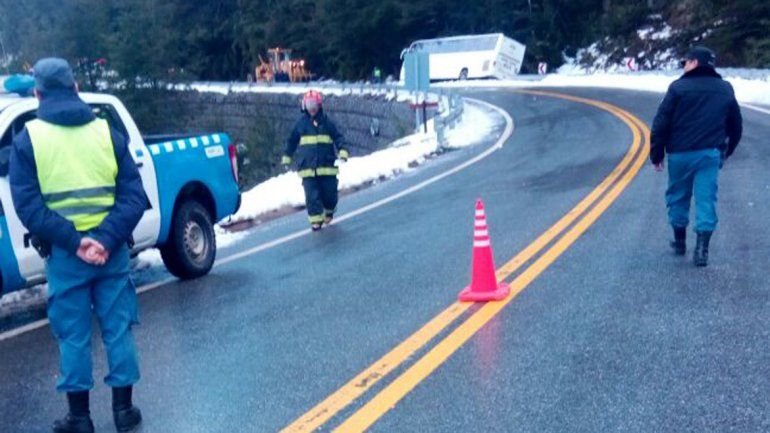 Por el hielo, un colectivo quedó semi volcado sobre la Ruta 40