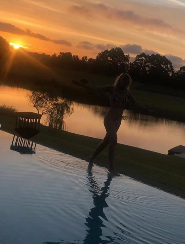 El extenso terreno incluye una laguna.