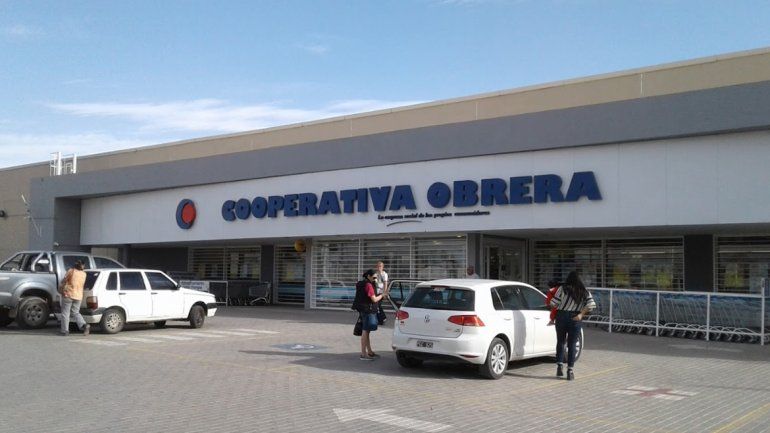 Se quedó en el súper y le abrió la puerta a sus cómplices: robaron electrodomésticos