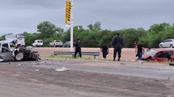 Tal como se pueden apreciar en las imágenes, el auto quedó destrozado casi en su totalidad y volcado sobre el pasto. Tal como se pueden apreciar en las imágenes, el auto quedó destrozado casi en su totalidad y volcado sobre el pasto.