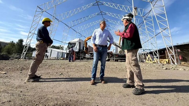 Rolando Figueroa visitó la Corporación Forestal Neuquina (Corfone) en Junín de los Andes. | LM Neuquen Rolando Figueroa visitó la Corporación Forestal Neuquina (Corfone) en Junín de los Andes.