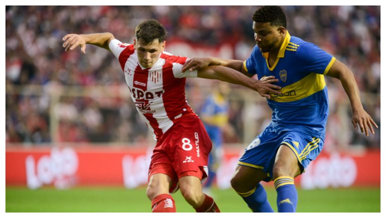 Enzo Roldán cubre la pelota ante la marca de Fabra. Unión mereció ganar pero el VAR no lo dejó.
