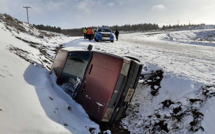 Ruta 23: un auto sin cadenas despistó y terminó en un zanjón
