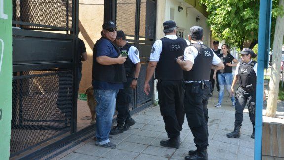 Gendarmería y la PSA realizaron los allanamientos en el barrio Moreno.