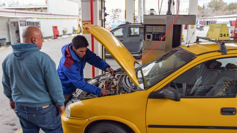 Los taxistas aseguran que los aumentos y los cierres de algunas estaciones de gas natural comprimido terminarán complicando a todo el sector.