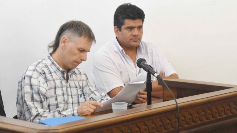 El defensor oficial Leandro Seisdedos y el policía acusado de torturas