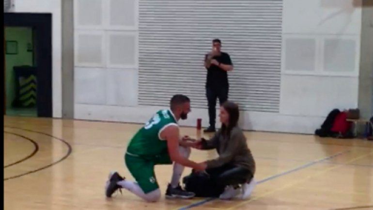 Jugador de básquet fingió lesión, entró su novia y le propuso casamiento