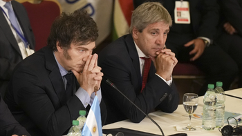 Javier Milei y Luis Caputo, ministro de Economía.