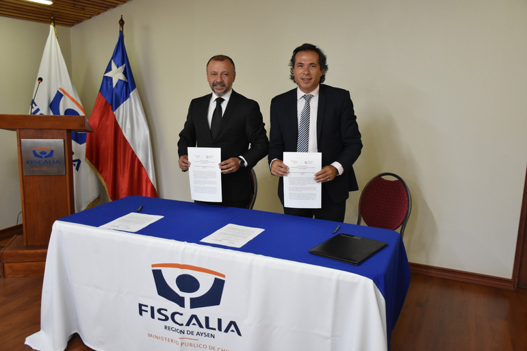 Carlos Palma Guerra, titular de la fiscalía regional de Aysén, Chile, y José Gerez, titular del Ministerio Público Fiscal de Neuquén Carlos Palma Guerra, titular de la fiscalía regional de Aysén, Chile, y José Gerez, titular del Ministerio Público Fiscal de Neuquén
