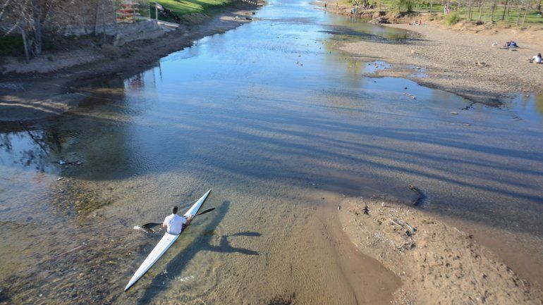 Los balnearios estuvieron nuevamente colmados de visitantes. El caudal del Limay y alguno de los brazos vienen con poca cantidad de agua.