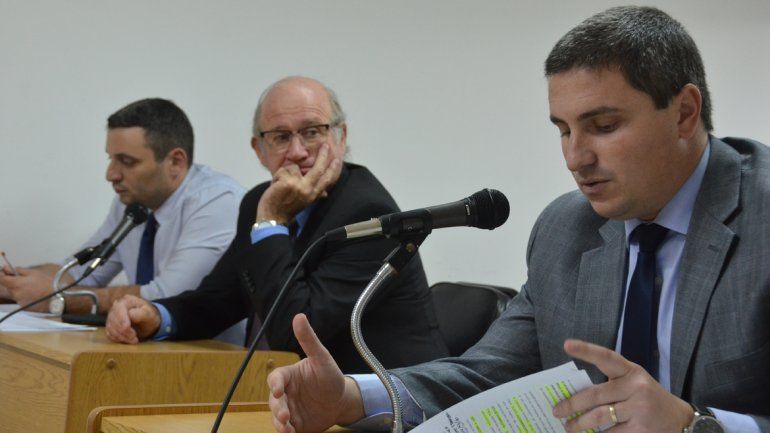 De fondo el fiscal Azar junto al juez de falta Federico Hawk y el defensor Coto.