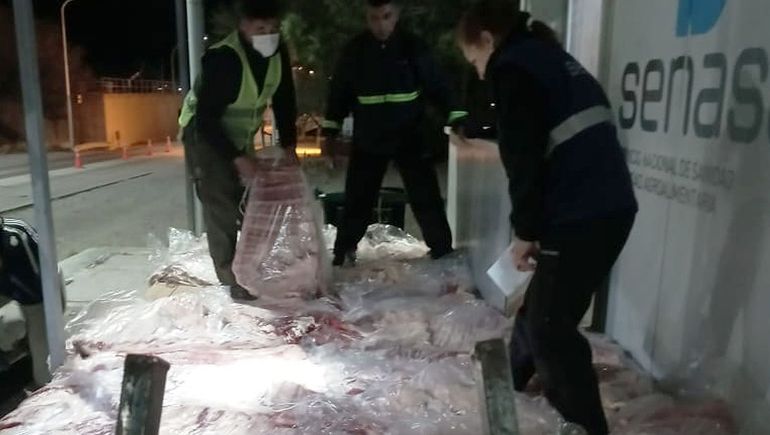 Iba a Rincón y lo atrapan con 700 kilos de carne de contrabando
