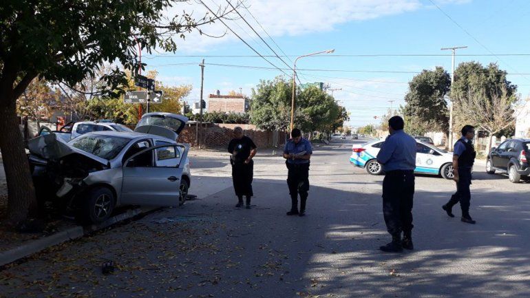 Un joven murió luego de chocar contra un árbol