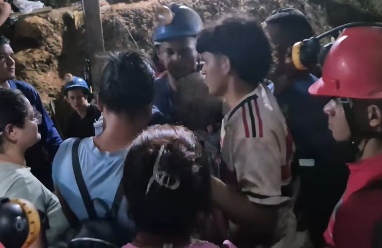 Rescataron con vida a 18 trabajadores que quedaron atrapados tras el derrumbe de una mina de oro en Colombia. Rescataron con vida a 18 trabajadores que quedaron atrapados tras el derrumbe de una mina de oro en Colombia.