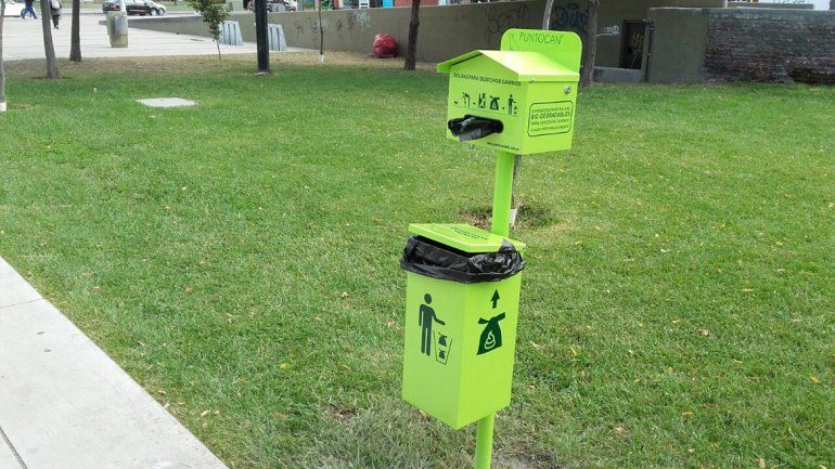 El Municipio instaló recipientes para depositar los excrementos de las mascotas.