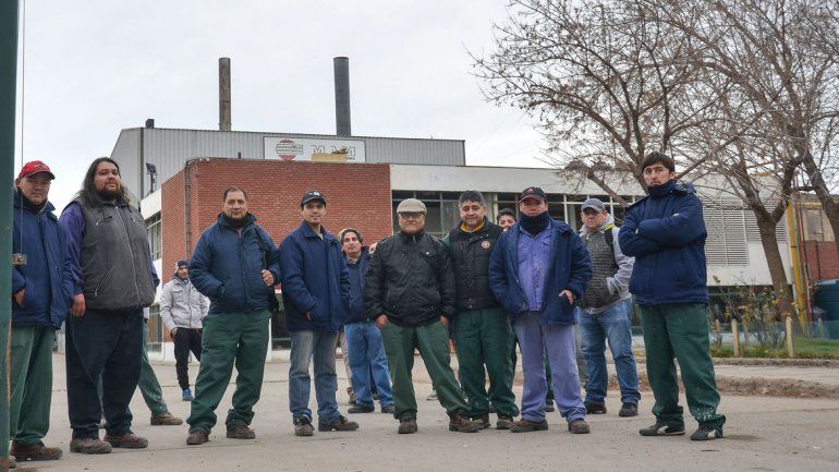 La imagen de los empleados de la maderera. Tienen entre 15 y 40 años de antigüedad y hoy están en la calle.