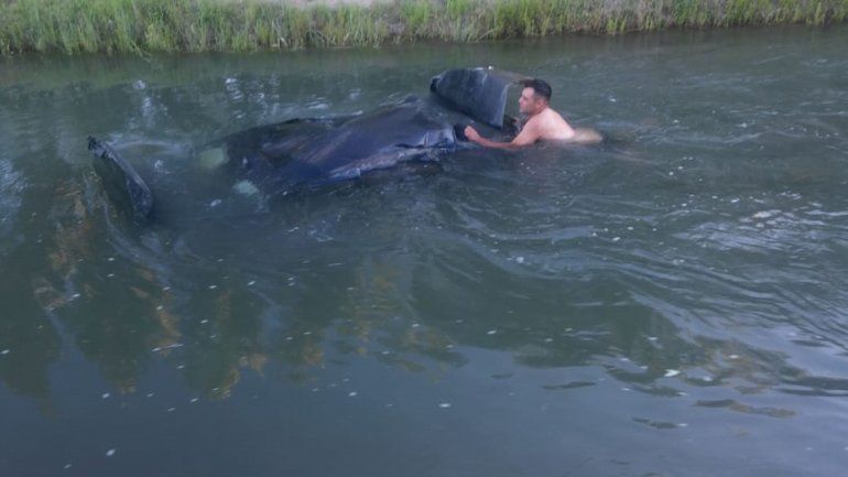Borracho perdió el control, volcó y terminó adentro de un canal