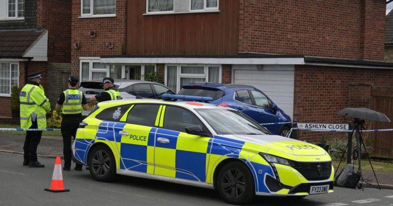 La policía en la casa de Hunt, tras el brutal crimen. La policía en la casa de Hunt, tras el brutal crimen.