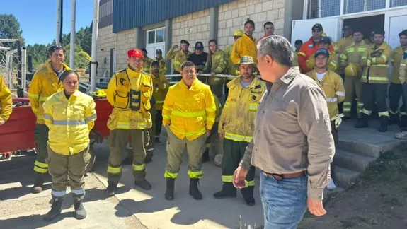 Rolando Figueroa, junto a los brigadistas.