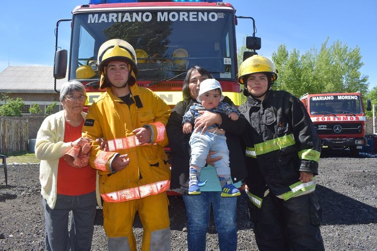 Los bomberos junto a su familia.