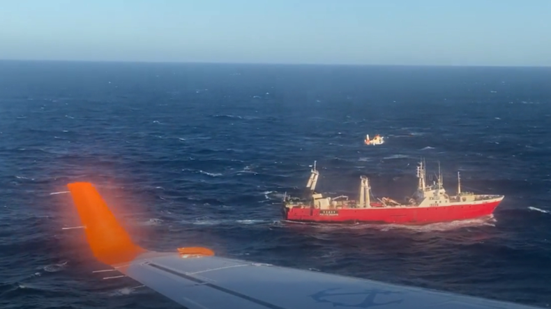 Video de un rescate extremo: izaron de un pesquero a un helicóptero a un marinero accidentado. | LM Neuquen Video de un rescate extremo: izaron de un pesquero a un helicóptero a un marinero accidentado.