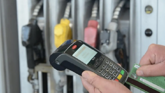 Crece las denuncias por el manejo de las tarjetas a la hora del pago en estaciones de servicio y supermercados