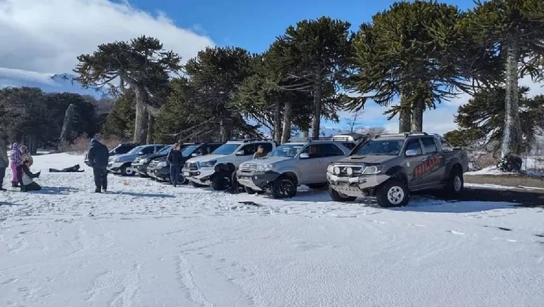 Las camionetas 4x4 en la laguna Corazón de Villa Pehienua. Está prohibido en área protegida. Las camionetas 4x4 en la laguna Corazón de Villa Pehienua. Está prohibido en área protegida.