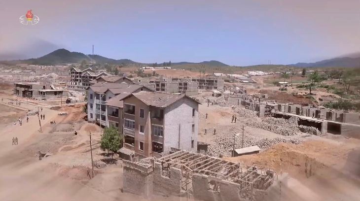 Unas 1.000 viviendas se construyeron para el mantenimiento del complejo. Unas 1.000 viviendas se construyeron para el mantenimiento del complejo.