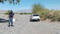 Este es el auto de la mujer que está siendo buscada en el río Neuquén. (Foto LMNeuquén)