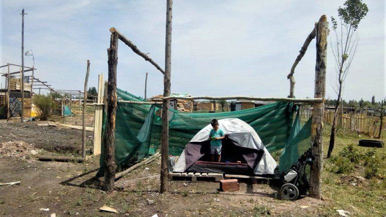 Joven madre y su hijo con autismo viven en una carpa porque no pueden pagar el alquiler