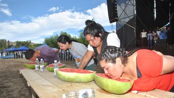 Quién come más sandía, uno de los desfíos de la Fiesta del Agricultor. Quién come más sandía, uno de los desfíos de la Fiesta del Agricultor.